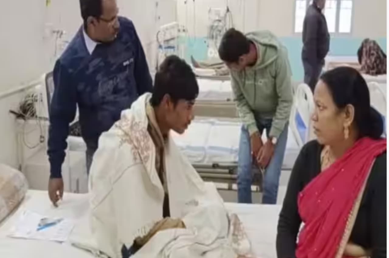 बिहार: बोर्ड परीक्षा देने गया लड़का, 500 लड़कियों के बीच बैठा और बेहोश हो गया, अस्पताल में कराना पड़ा भर्ती