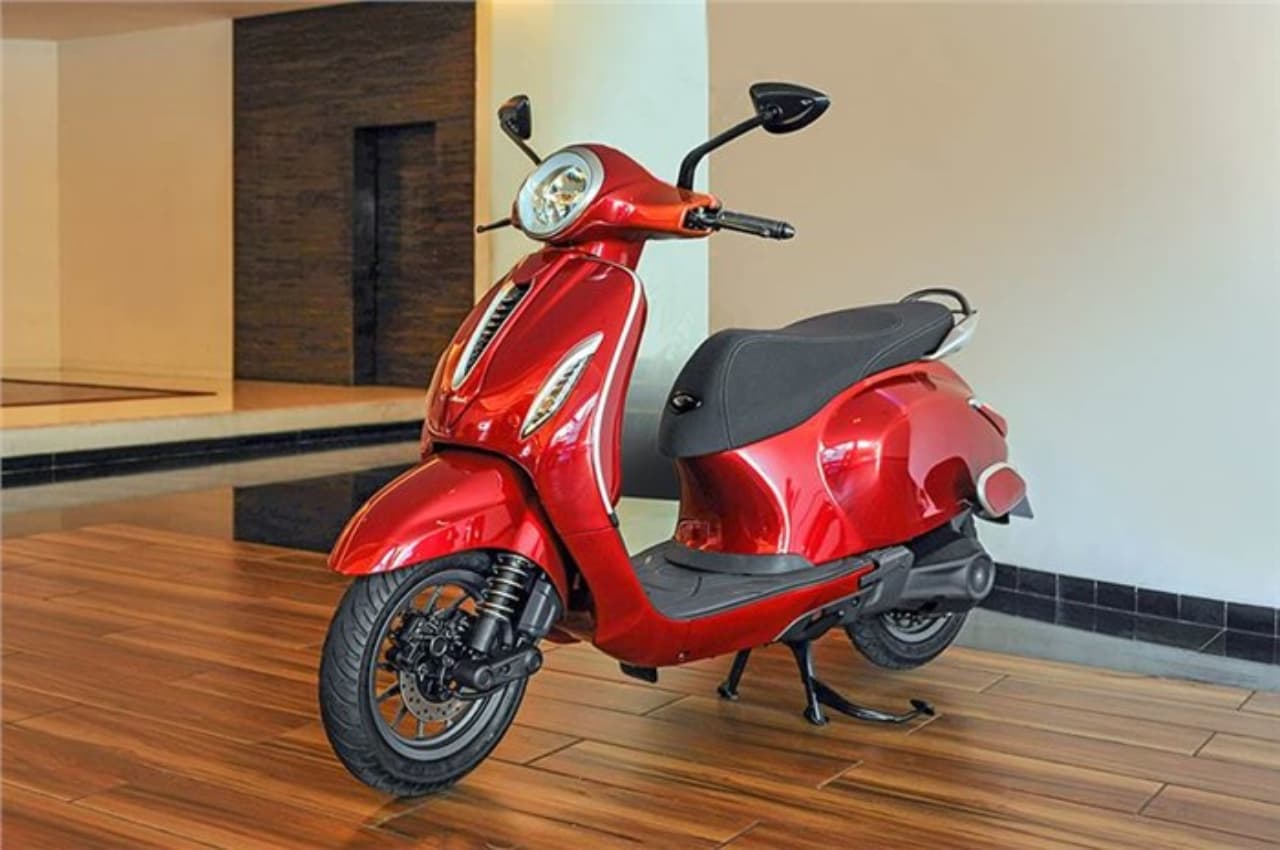 हमारा Bajaj: इलेक्ट्रिक स्कूटर के स्टाइल और फीचर्स ने लड़कियों को बनाया दीवाना, जानें कीमत