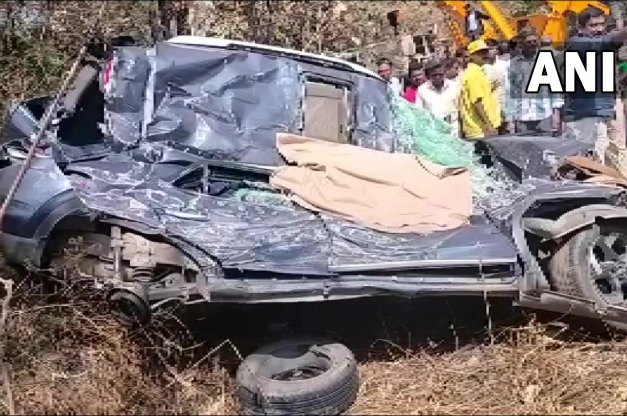 Bengaluru Road Accident: बेंगलुरु में कार पर पलटा तेज रफ्तार ट्रक, स्कूल जा रही बच्ची समेत महिला की हुई दर्दनाक मौत