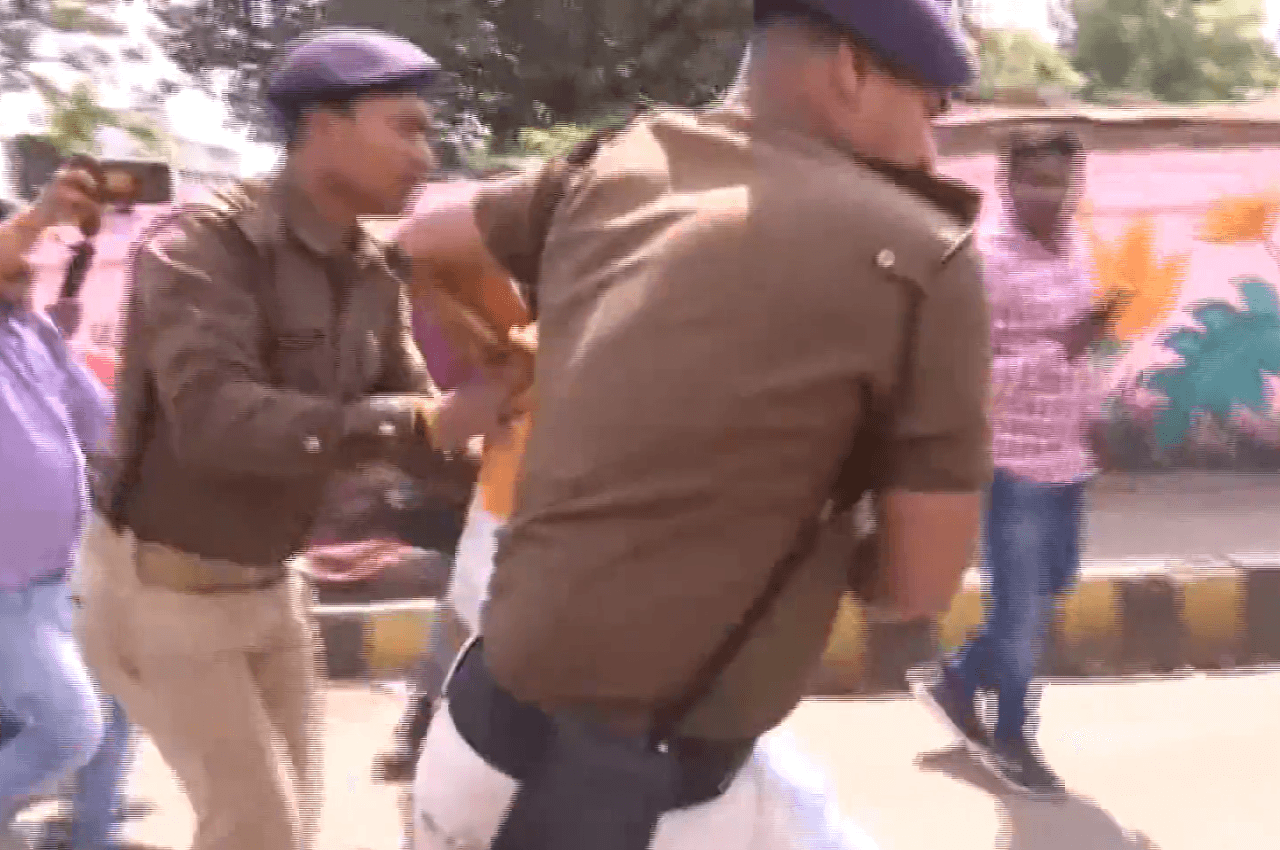 बिहार में 'नौकरी' के बदले 'लाठी': पटना में प्रदर्शन कर रहे BTSC अभ्यर्थियों पर पुलिस ने बरसाई लाठियां, घसीटकर ले गए जवान