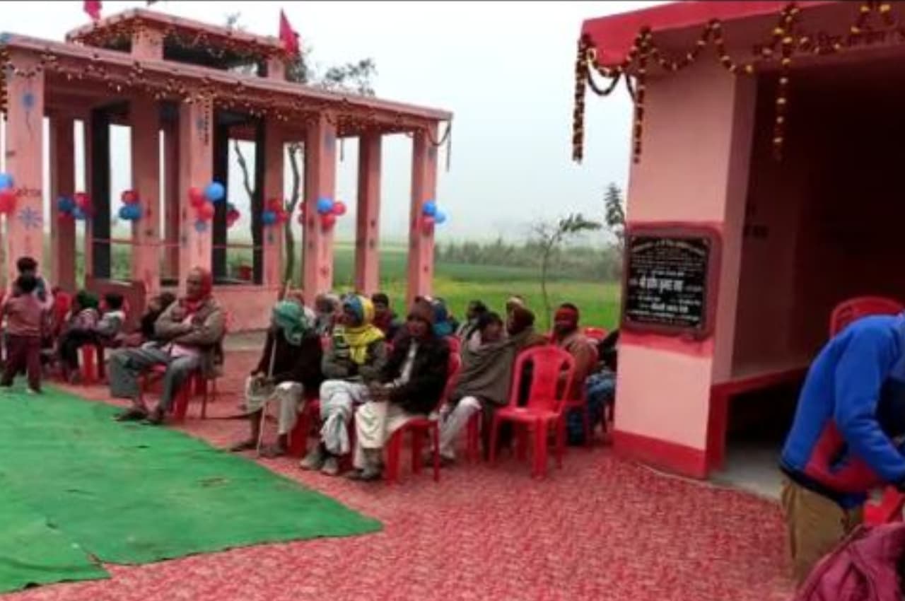 बेतिया: शवदाह गृह के उद्घाटन में अश्लील गानों पर डांस, प्रखंड प्रमुख ने लुटाए पैसे