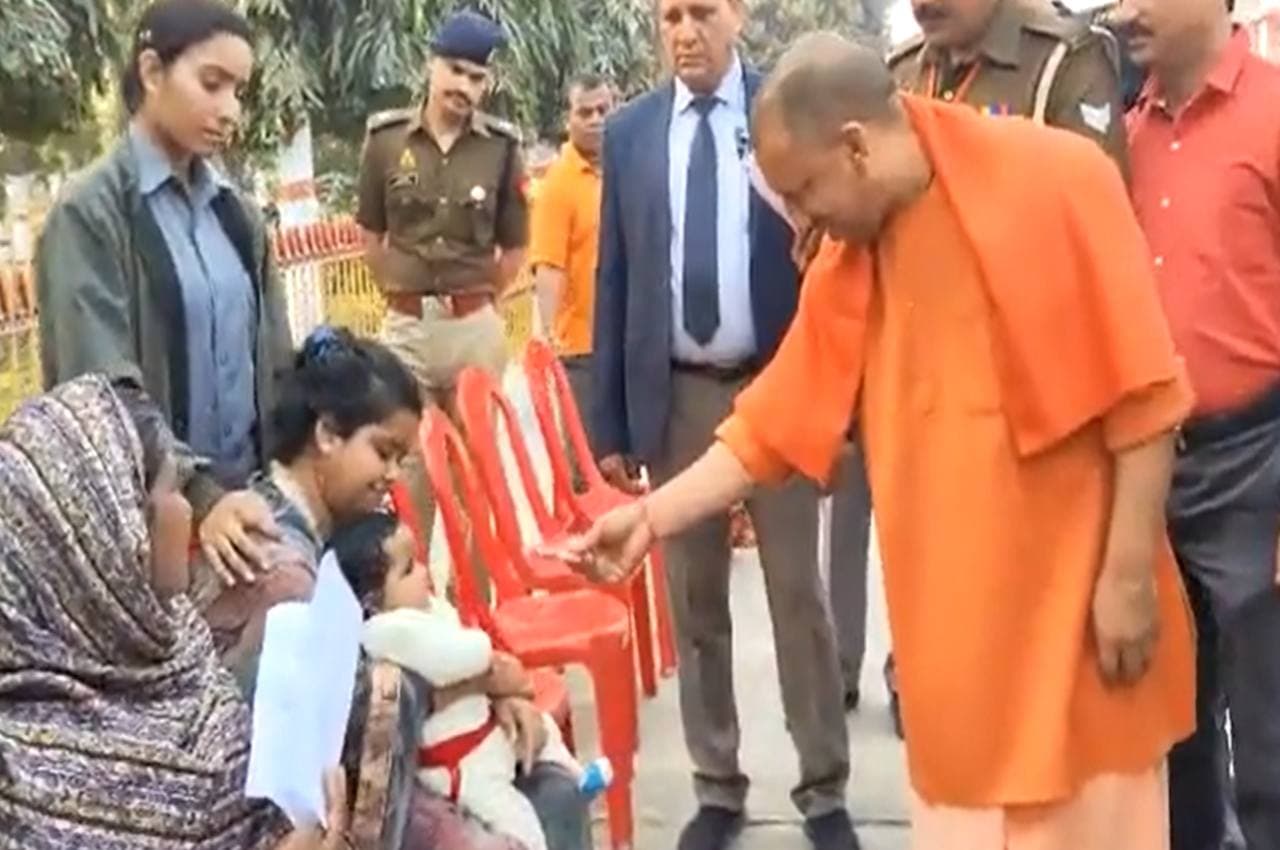 Viral Video: योगी के जनता दरबार में मासूम को लेकर पहुंची फरियादी, फिर हुआ ऐसा खिल गए सभी के चेहरे