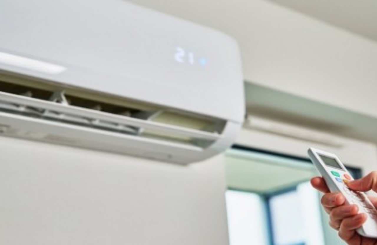 Cheapest AC: सिर्फ 922 रुपये में घर ले आएं एयर कंडिशनर! जानें क्या हैं ऑफर्स