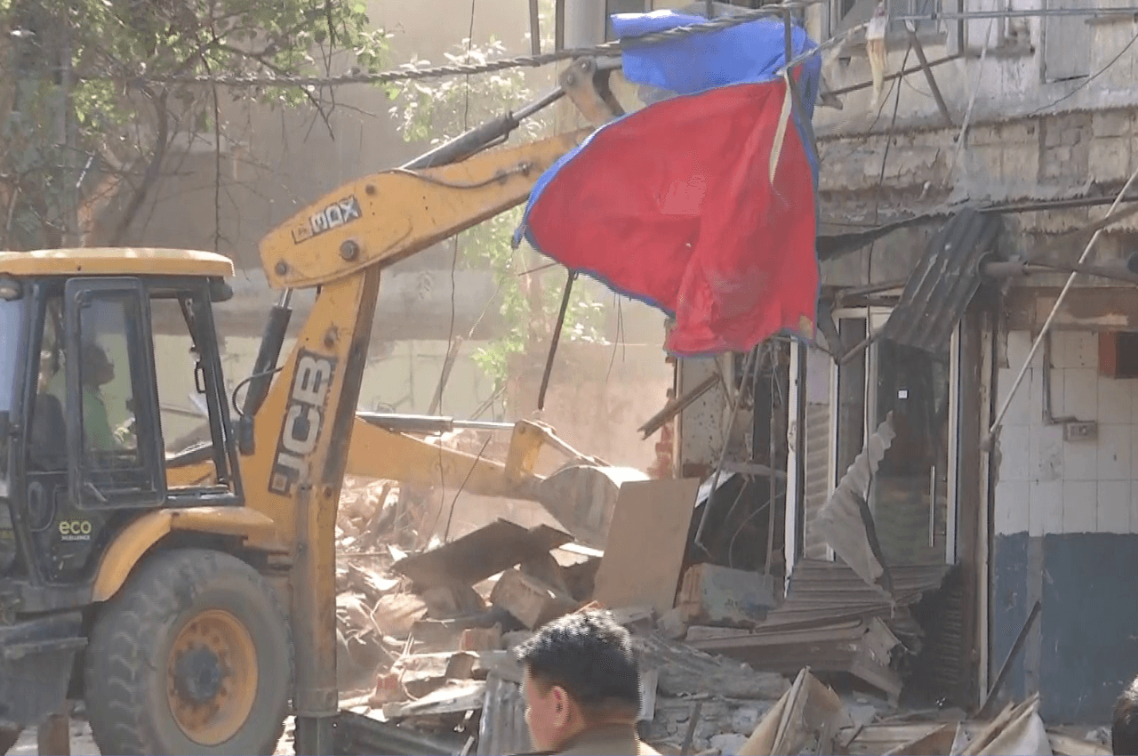Delhi: महरौली में अतिक्रमण के खिलाफ DDA का अभियान चौथे दिन भी जारी, लोगों बोले- यह तो गुंडागर्दी है