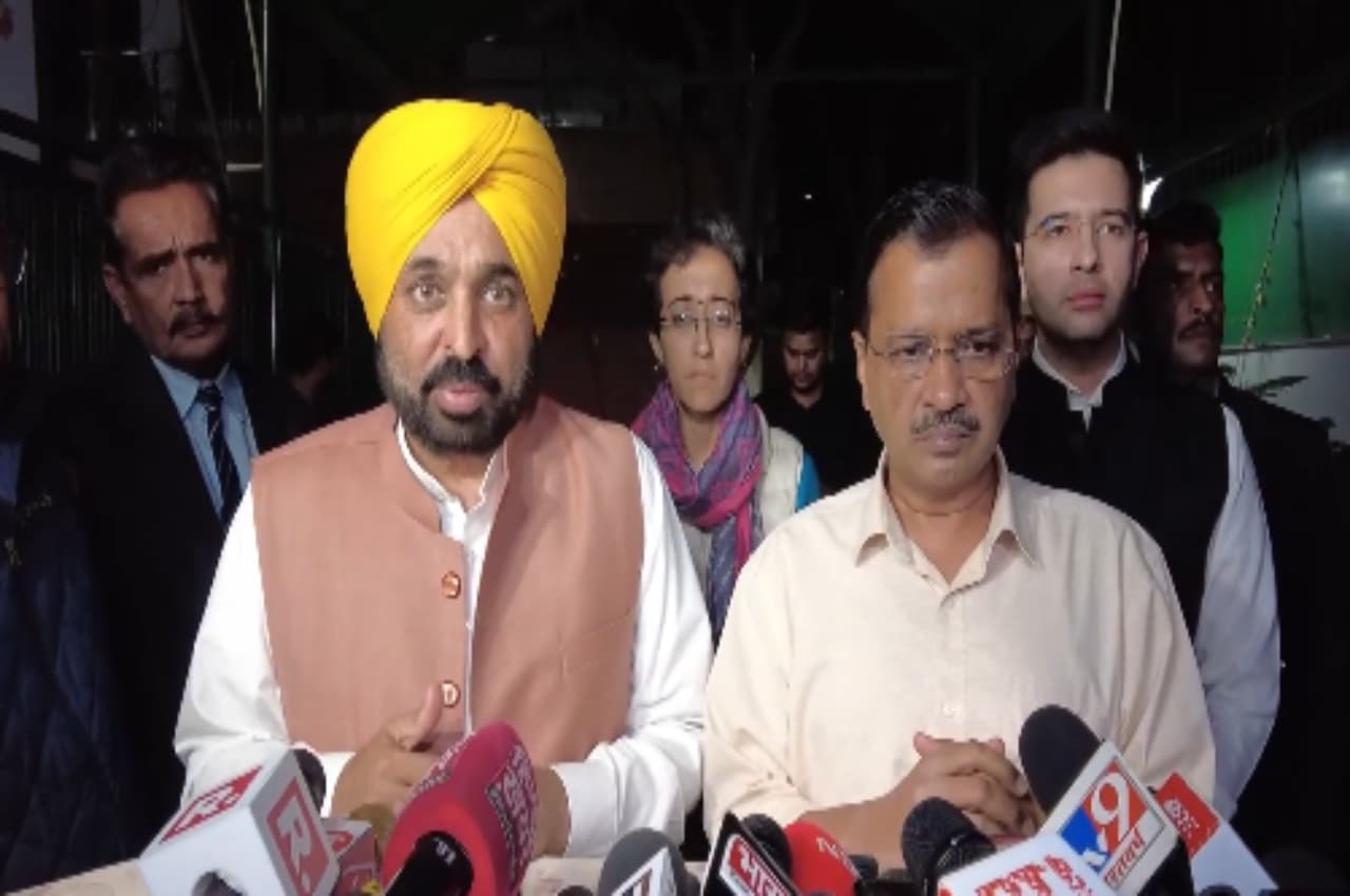 Delhi Liquor Scam: सिसोदिया की गिरफ्तारी पर भड़के केजरीवाल, बोले- CBI को माननी पड़ी आकाओं की बात