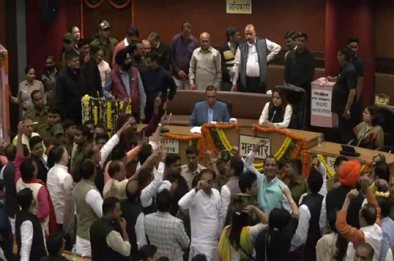 Delhi MCD: हंगामे के बाद हाउस कल सुबह तक के लिए स्थगित, AAP बोली- BJP को सता रहा हार का डर