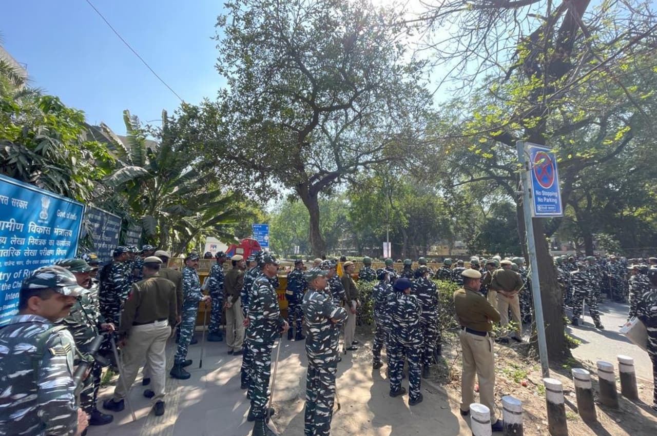 Snooping Case: सिसोदिया के इस्तीफे की मांग को लेकर आप मुख्यालय के बाहर BJP का प्रदर्शन, मनोज तिवारी को हिरासत में लिया गया