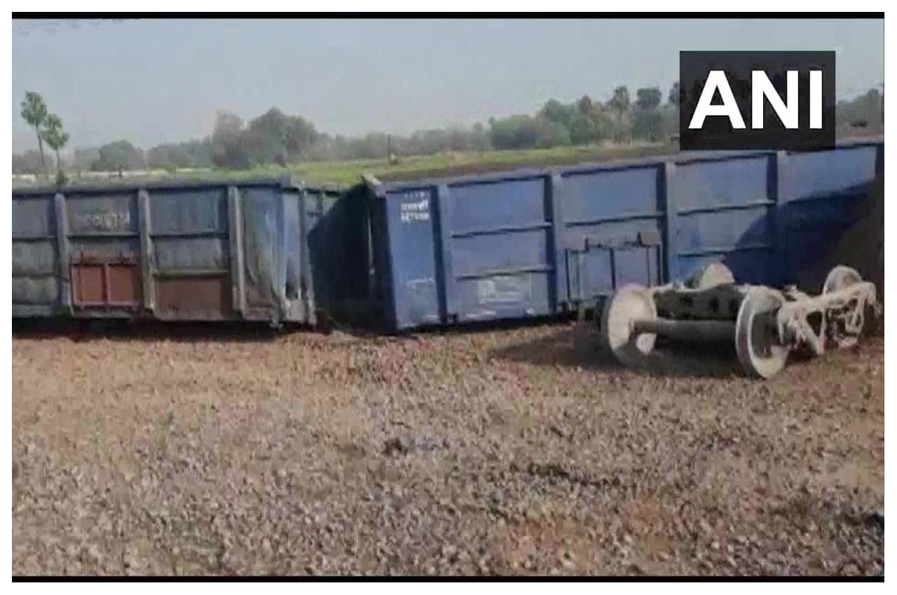 बिहार के गया में मालगाड़ी की 13 बोगियां पटरी से उतरी, 5 डिब्बे क्षतिग्रस्त