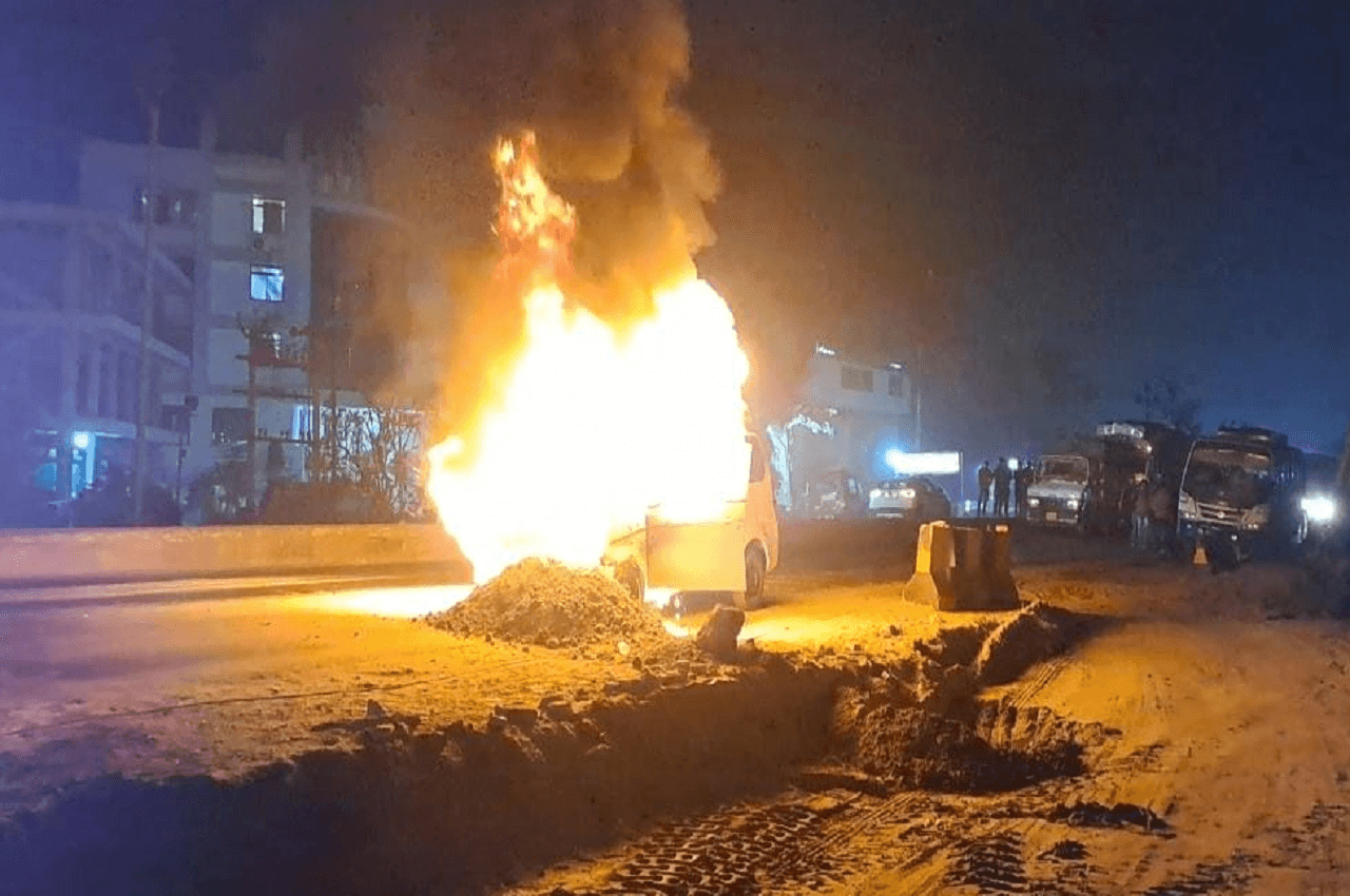 Hajipur News: पटना से समस्तीपुर जा रही कार में अचानक लगी आग, दो दमकलों ने आग पर पाया काबू