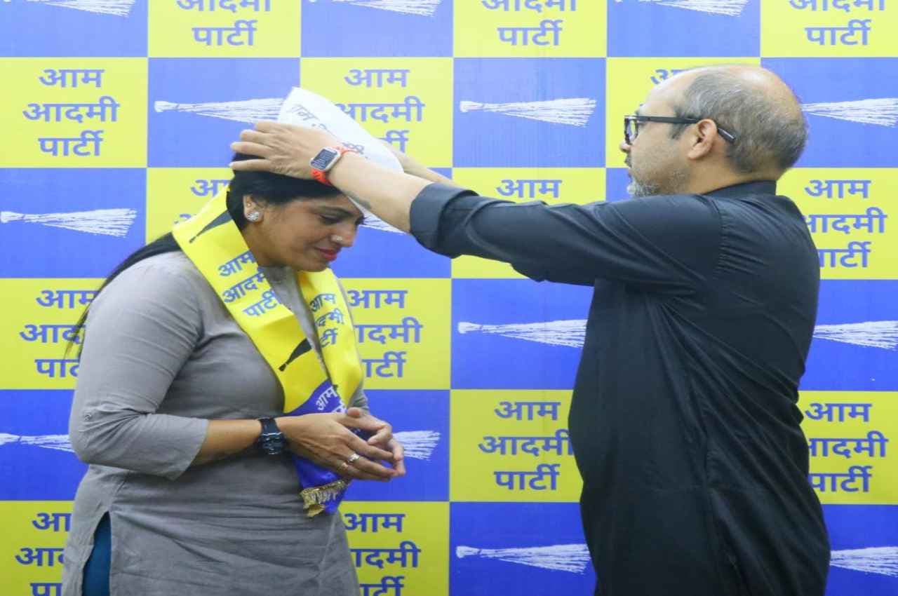 समाजसेवी हसीना आर आम आदमी पार्टी में शामिल, विधायक दिलीप पांडेय ने टोपी-पटका पहनाकर किया स्वागत