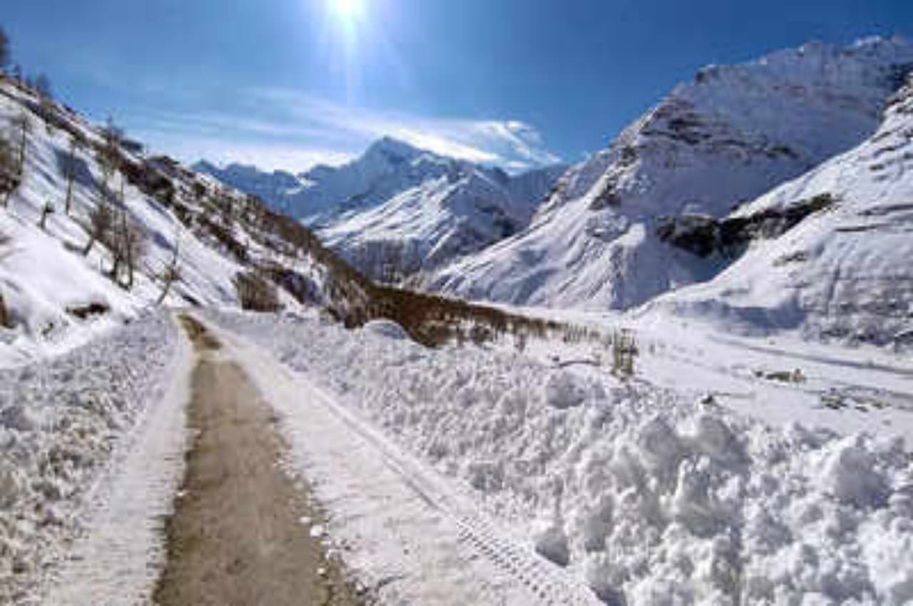Himachal Avalanche: लाहौल-स्पीति में हिमस्खलन, 3 मजदूर दबे, माइनस तापमान और अंधेरे में दो के शव निकाले