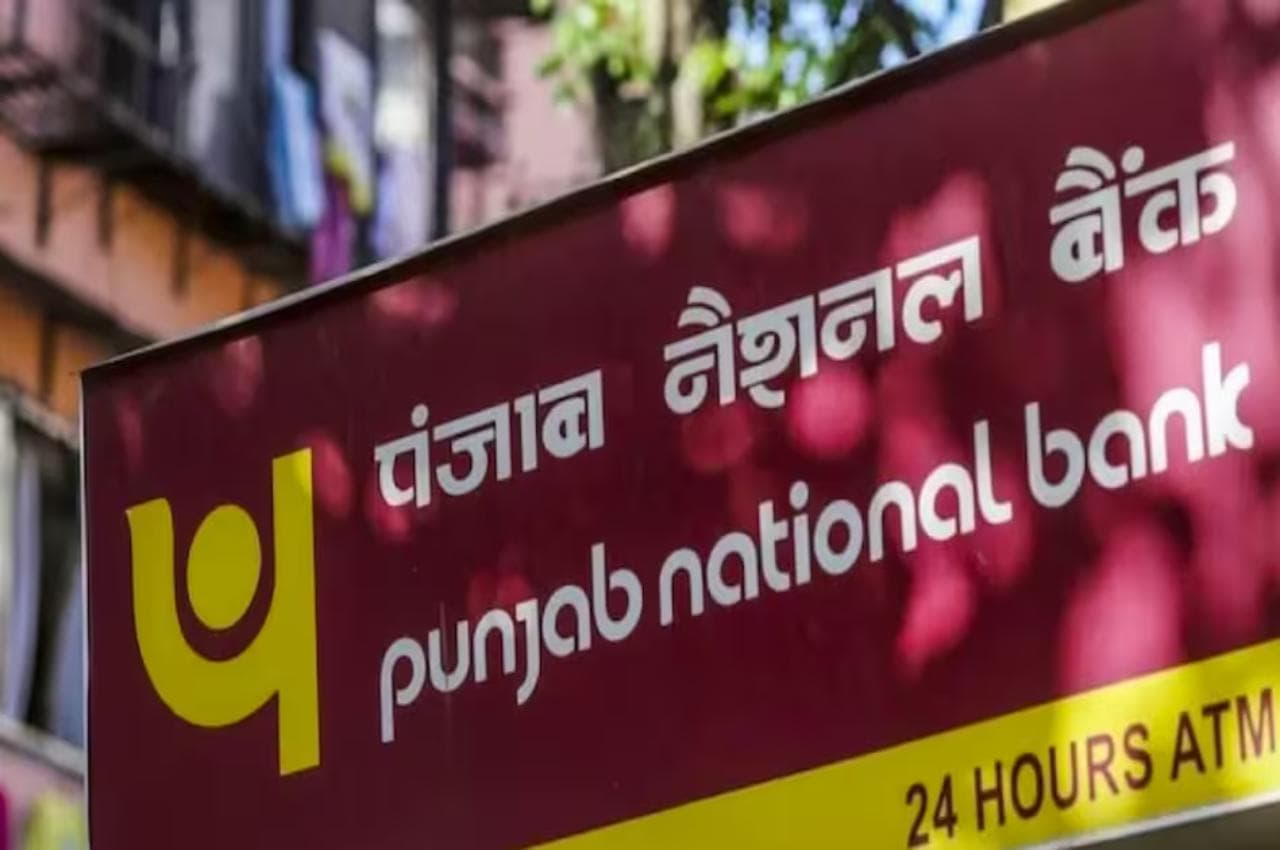 Himachal Pradesh: चोरों को पैसे नहीं मिले तो बैंक में लगा दी आग, 150 फाइलें राख, CCTV में घटना कैद