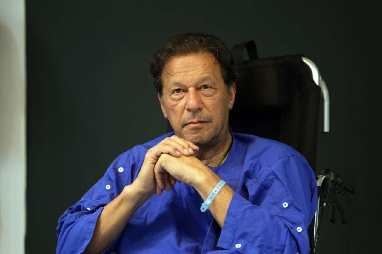 Pakistan News: अब विदेश भाग नहीं पाएंगे इमरान खान, शहबाज सरकार ने पूर्व पीएम और बुशरा बीबी को नो फ्लाई सूची में जोड़ा