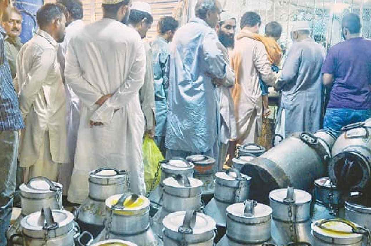 Inflation In Pakistan: पाकिस्तान में कमर तोड़ रही महंगाई, दूध 210 रुपए प्रति लीटर, चिकन के रेट सुन उड़ जाएंगे होश