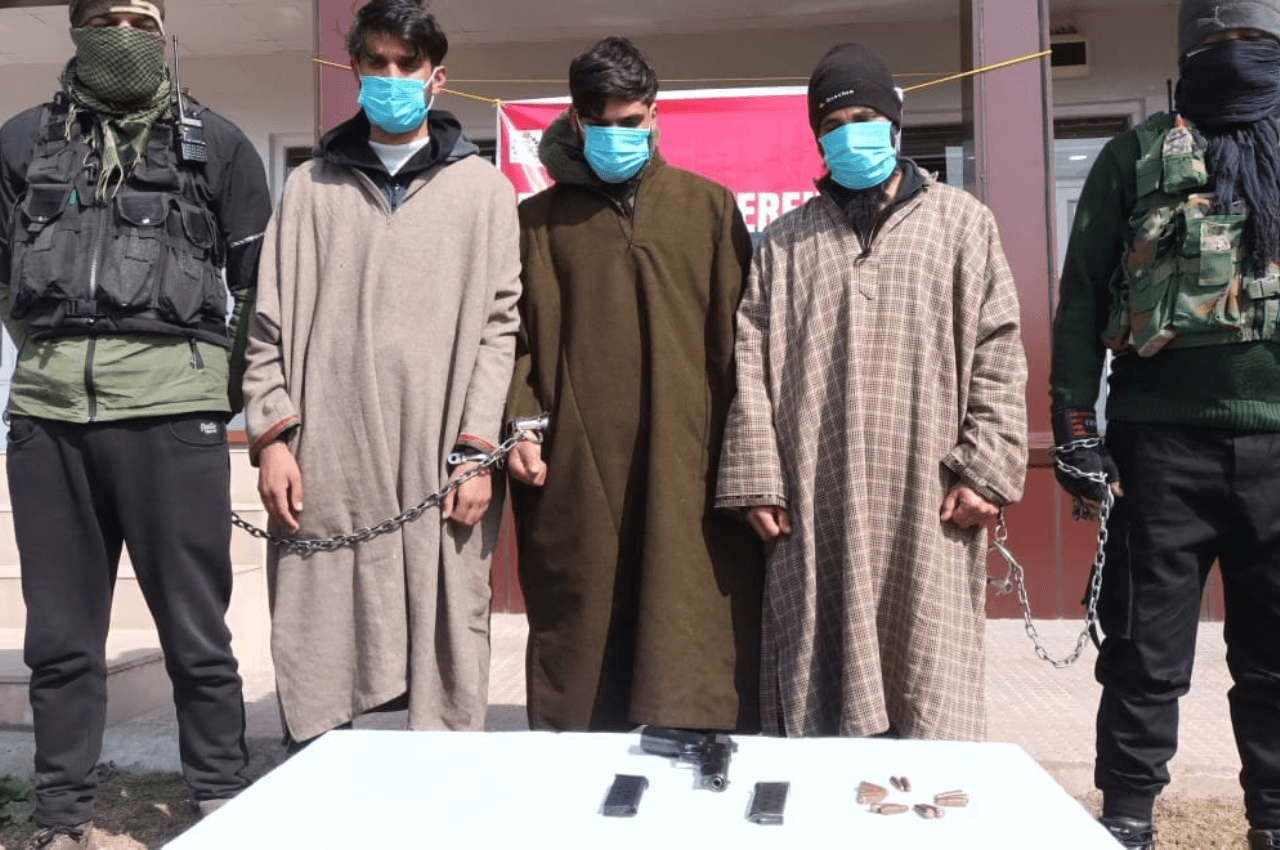 Jammu-Kashmir: कुलगाम में आतंकवादी संगठन के तीन सहयोगी गिरफ्तार, मिले अवैध हथियार और गोला बारूद