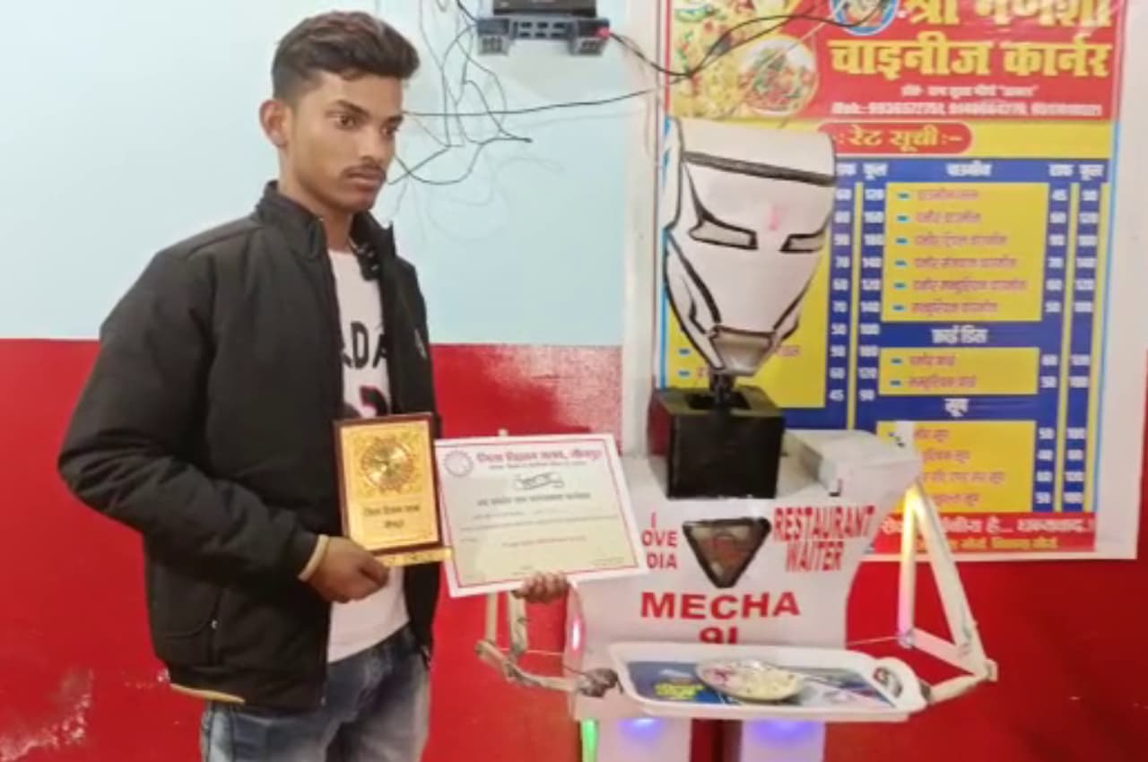 Humanoid Robot: जौनपुर के स्टूडेंट ने हॉलीवुड मूवी देखकर बना डाला रोबोट, रेस्टोरेंट में करता है वेटर का काम, जानिए सबकुछ