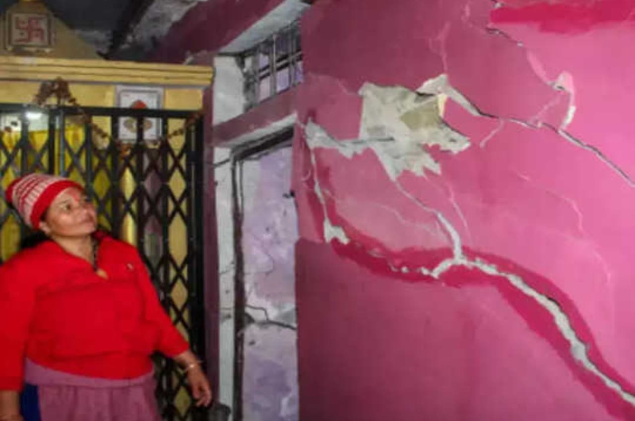 जोशीमठ के बाद कर्णप्रयाग के 28 मकान ढहने के कगार पर, अधिकारियों ने किया निरीक्षण