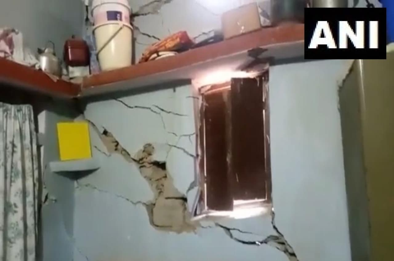 Karnprayag Sinking: जोशीमठ के बाद एक और बड़ी आपदा, कर्णप्रयाग में दरकने लगे मकान, खाली कराए सभी भवन