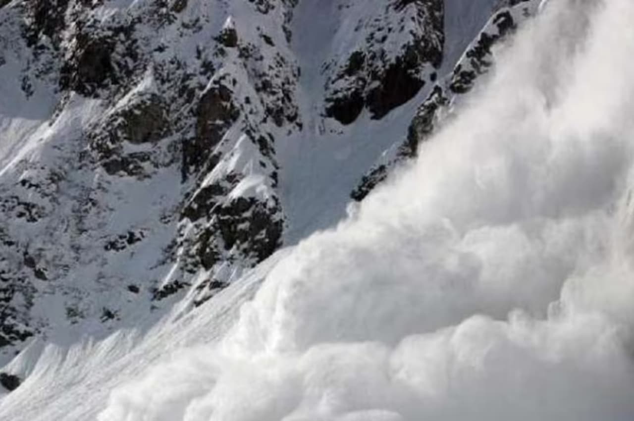 Jammu Kashmir Weather: जम्मू-कश्मीर के 12 जिलों में हिमस्खलन की संभावना, आपदा प्रबंधन ने अगले 24 घंटे लिए जारी की चेतावनी
