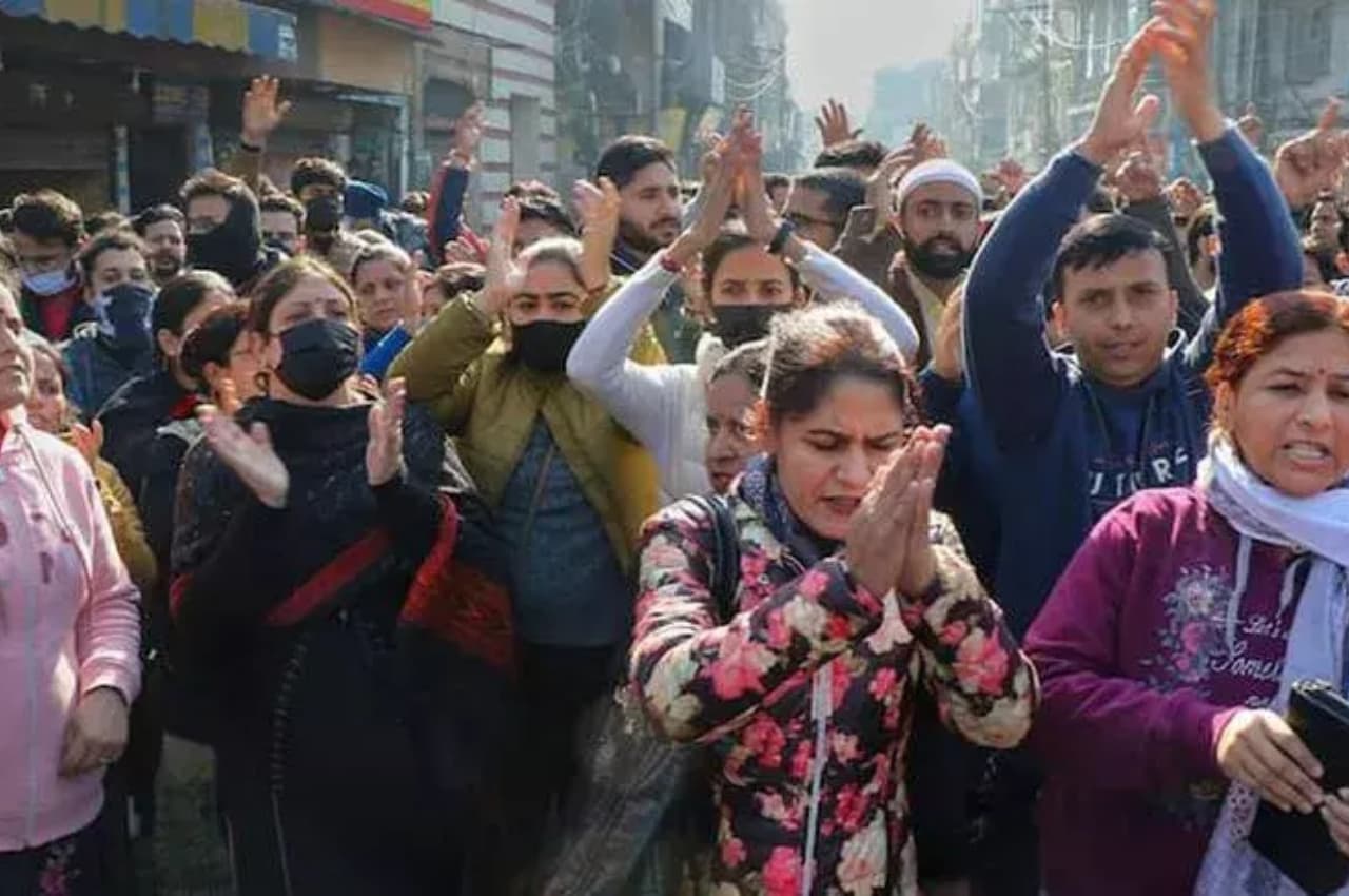 जम्मू-कश्मीर: भाजपा कार्यालय के बाहर कश्मीरी पंडितों का विरोध प्रदर्शन, 50 को हिरासत में लिया गया