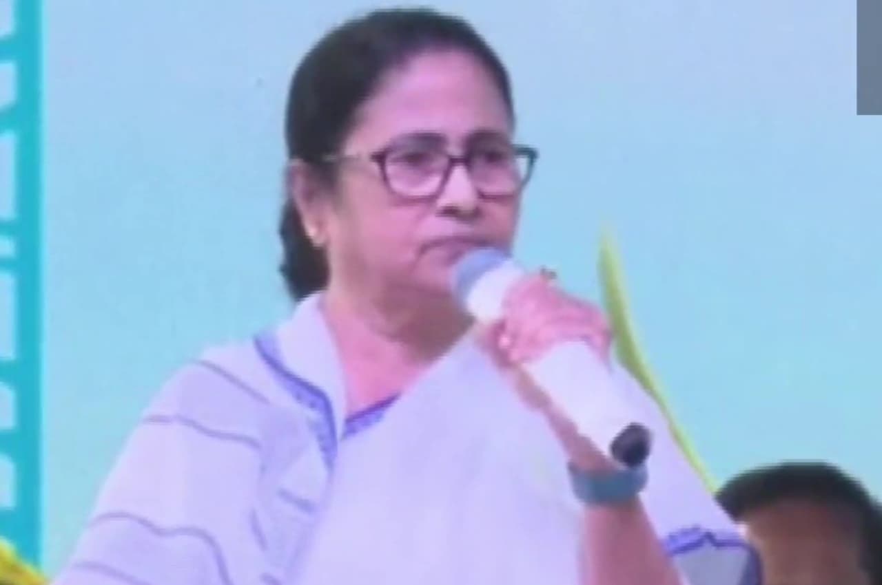 Kolkata: 6-8 लोगों से 20 हजार करोड़ मांगकर बची मोदी सरकार... क्यों ममता बनर्जी ने कही इतनी बड़ी बात