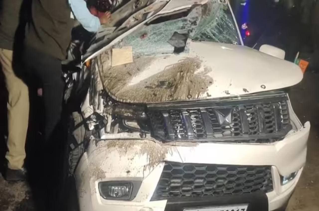 Lucknow Accident: फ्लाईओवर से नीचे गिरी बेकाबू SUV, तीन लोगों की दर्दनाक मौत
