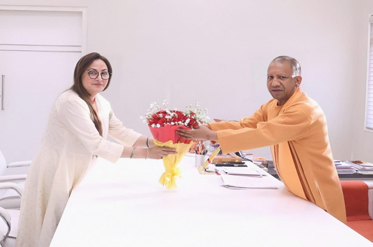 लखनऊ में CM योगी और जया प्रदा की मुलाकात, राजनीतिक गलियारों में हो रही ये खास चर्चा