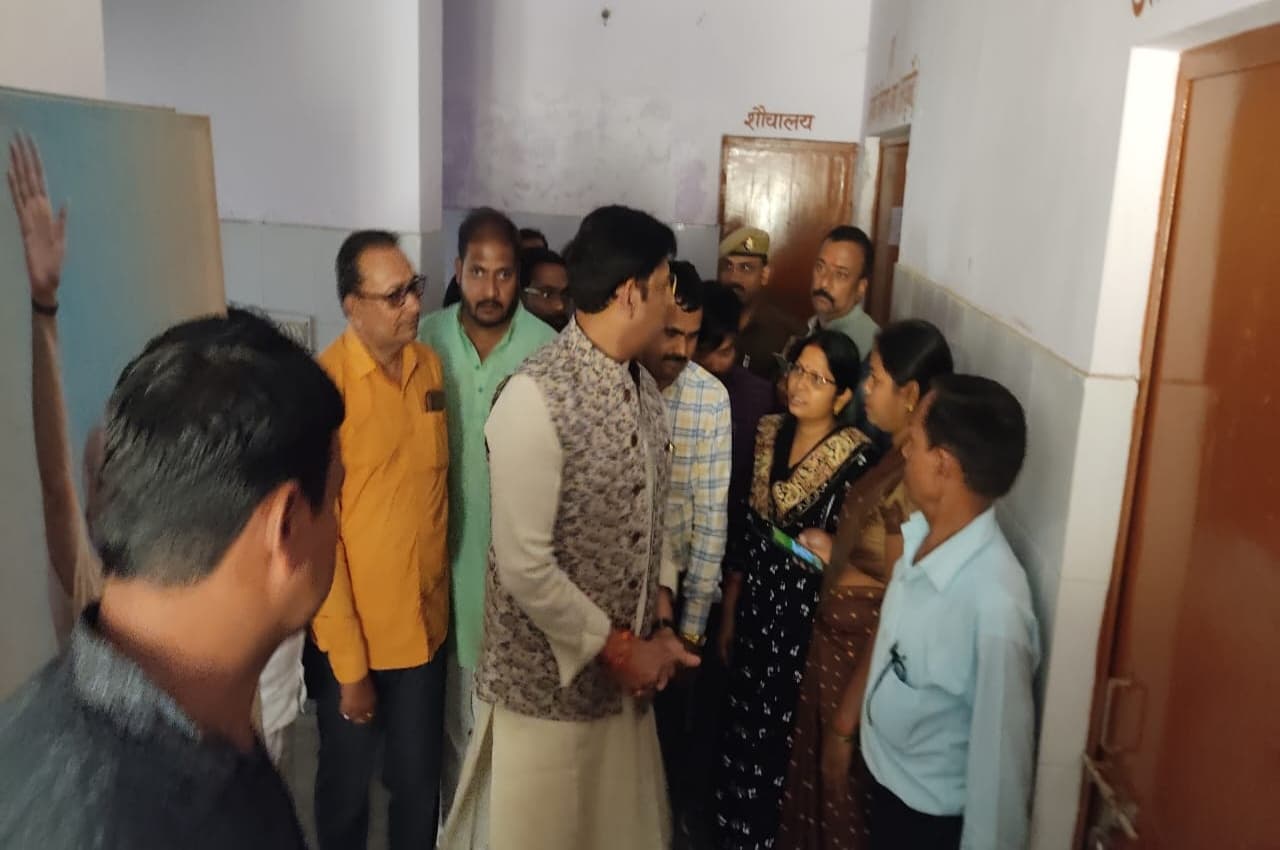 Gorakhpur: प्राथमिक स्वास्थ्य केंद्र का सांसद रवि किशन ने किया निरीक्षण
