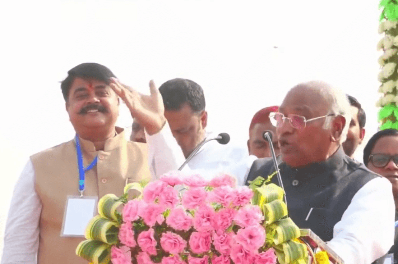 Mallikarjun Kharge: 'अडानी की दौलत ढाई साल में 13 लाख करोड़ हुई, ये कैसा जादू'...झारखंड में गरजे कांग्रेस अध्यक्ष खरगे