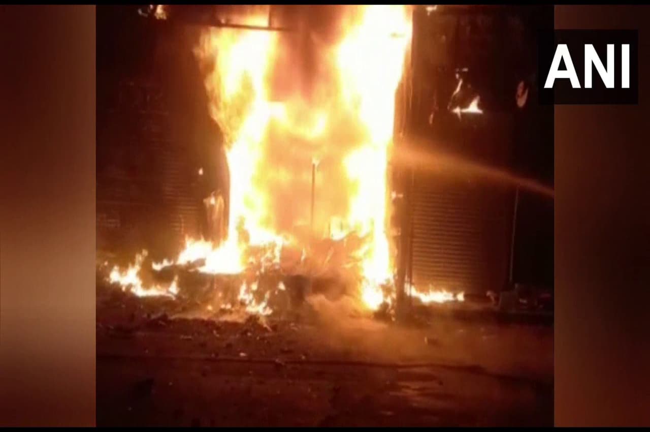 UP News: लखनऊ और मथुरा में भीषण अग्निकांड, एक की मौत, 17 लोगों को बचाया, करोड़ों का नुकसान