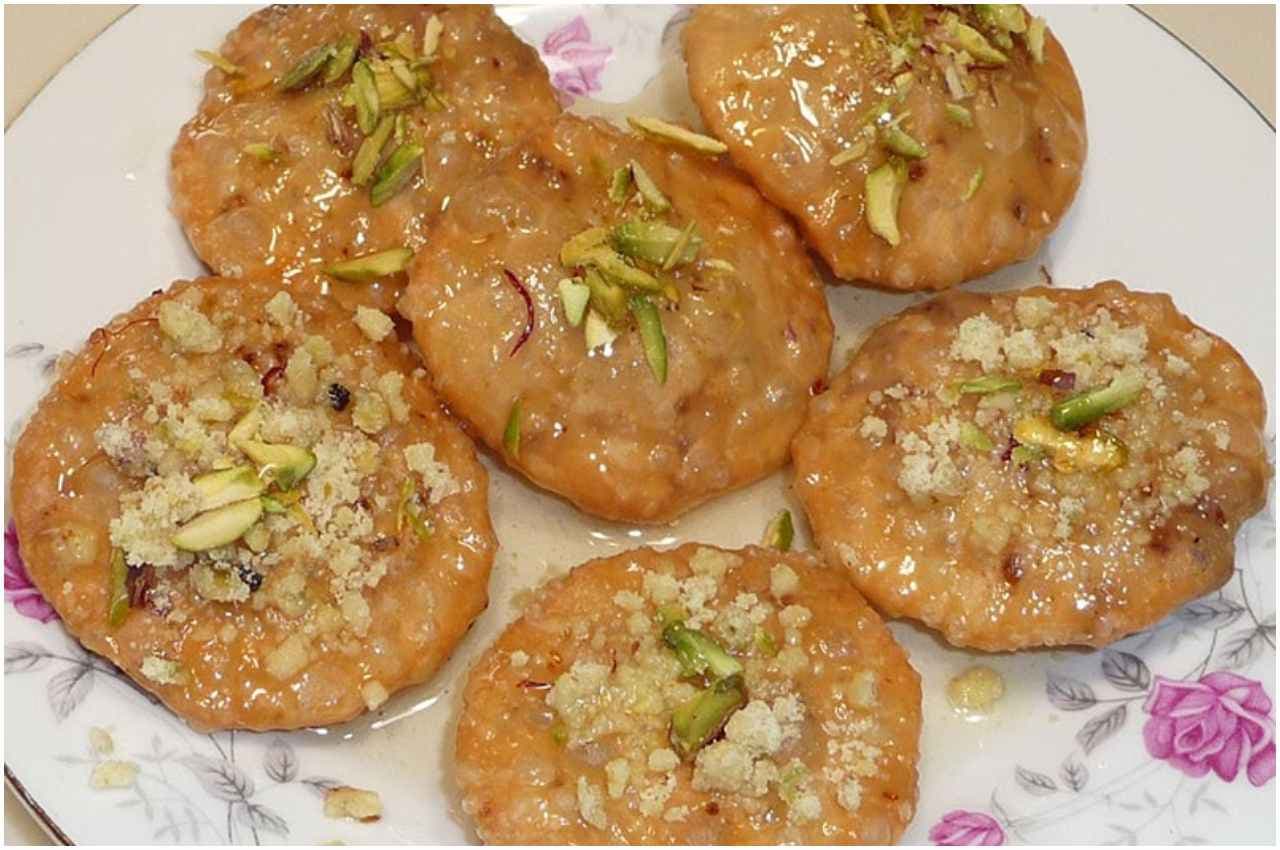 Mawa Kachori Recipe: घर पर ऐसे बनाएं मावा कचौरी, मीठे के शौकिन की हो जाएगी बल्ले-बल्ले