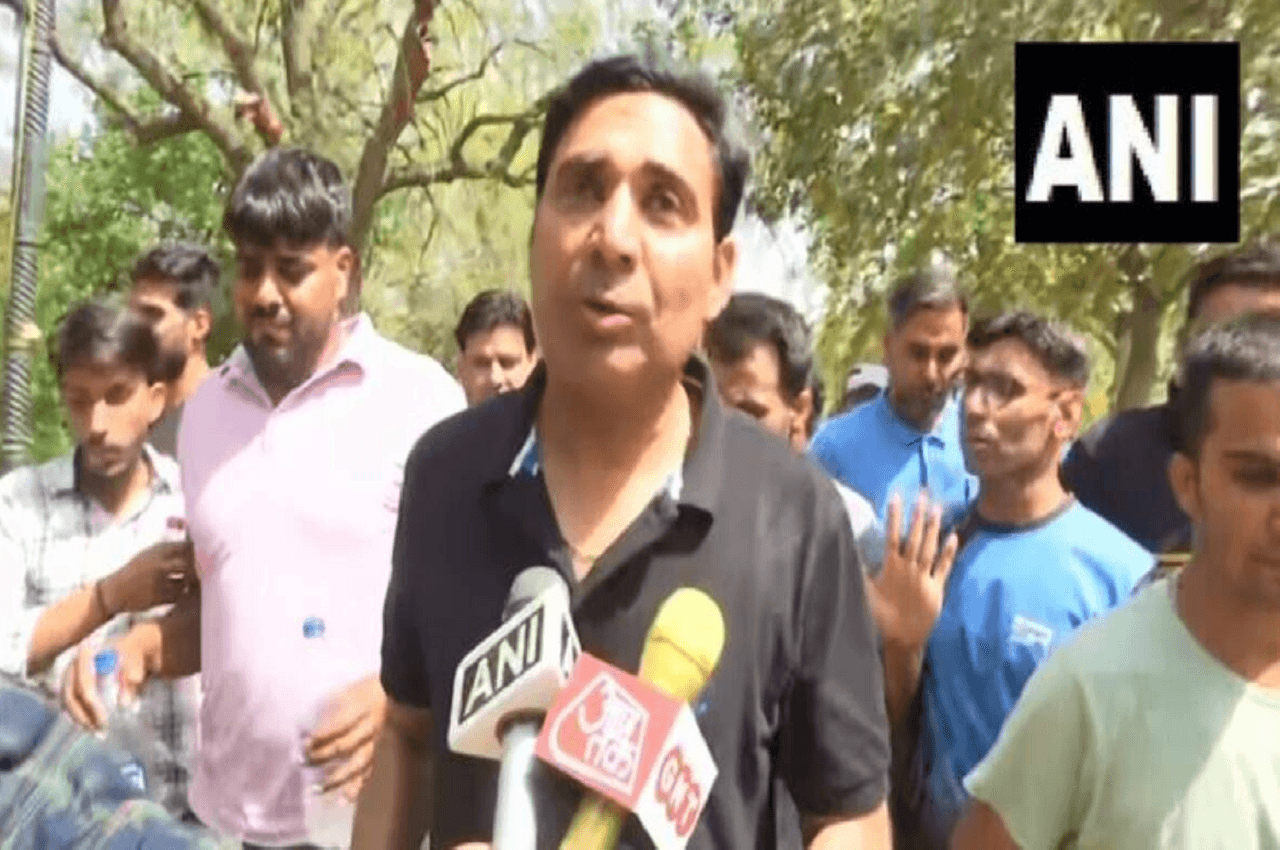 Jaipur News: विधायक के विरोध का अनोखा तरीका, सेंट्र्ल पार्क में अपने समर्थकों के साथ रनिंग ट्रैक पर लगा रहे दौड़