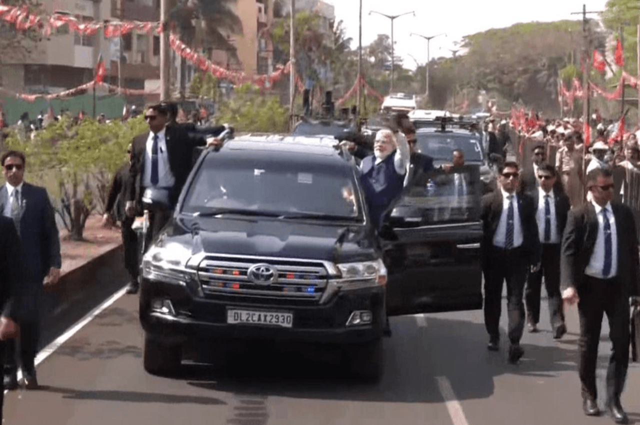 Yediyurappa Birthday: पीएम मोदी ने बेलगावी में किया 11KM लंबा रोड शो, अनोखे अंदाज में दी बीएस येदियुरप्पा को जन्मदिन की बधाई