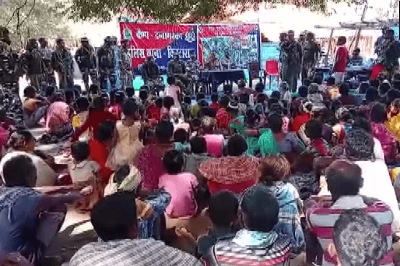 Chhatishgarh: सुकमा में 33 नक्सलियों ने किया सरेंडर, इनमें तीन पर था एक-एक लाख का इनाम