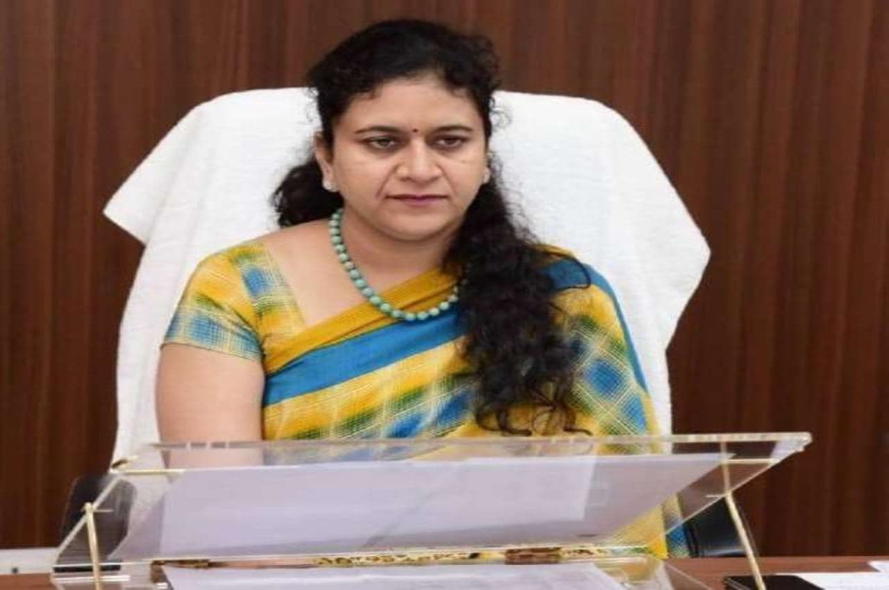 ग्रेटर नोएडा प्राधिकरण की CEO रितु माहेश्वरी ने अतिक्रमण पर अधिकारियों को लगाई फटकार