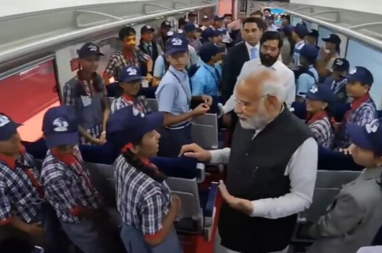 मुंबई: वंदे भारत का सौगात देने गए पीएम मीदी, संस्कृत गीत गा लड़की ने किया स्वागत, देखें वीडियो
