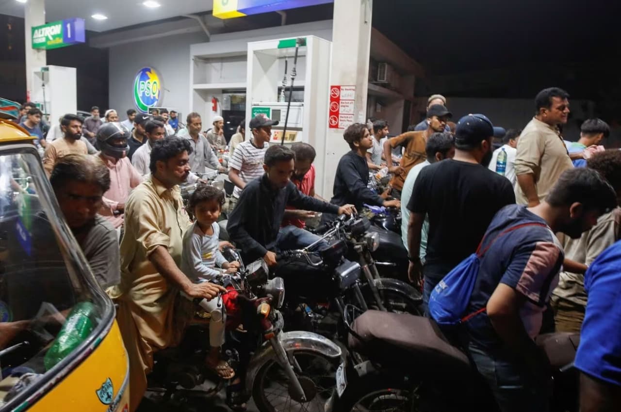 Pakistan crisis जनता का खून चूसेगी सरकार, पेट्रोल-डीजल के दाम 32 रुपये प्रति लीटर हो सकते हैं महंगे