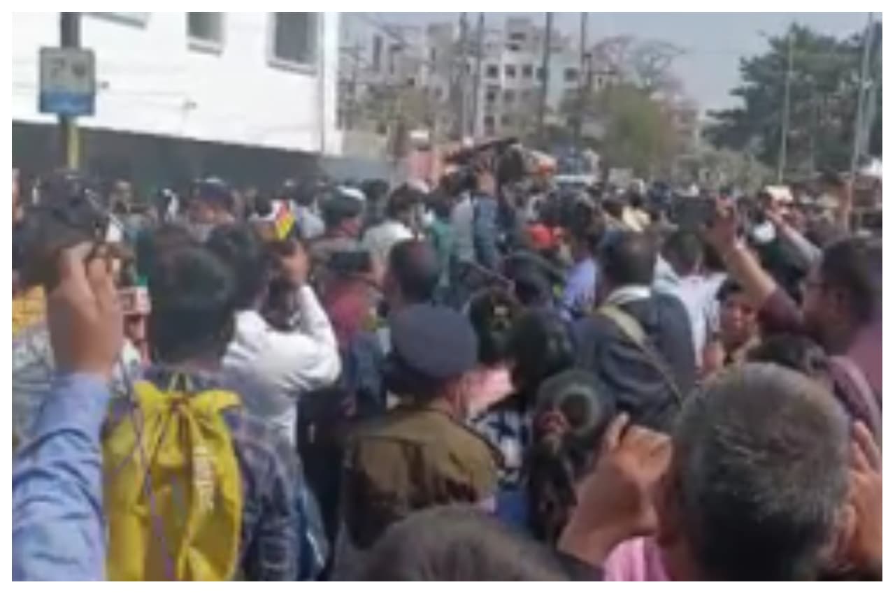 पटना में अभियंता भवन का घेराव करने पहुंचे छात्र, पुलिस ने लाठीचार्ज कर हटाया