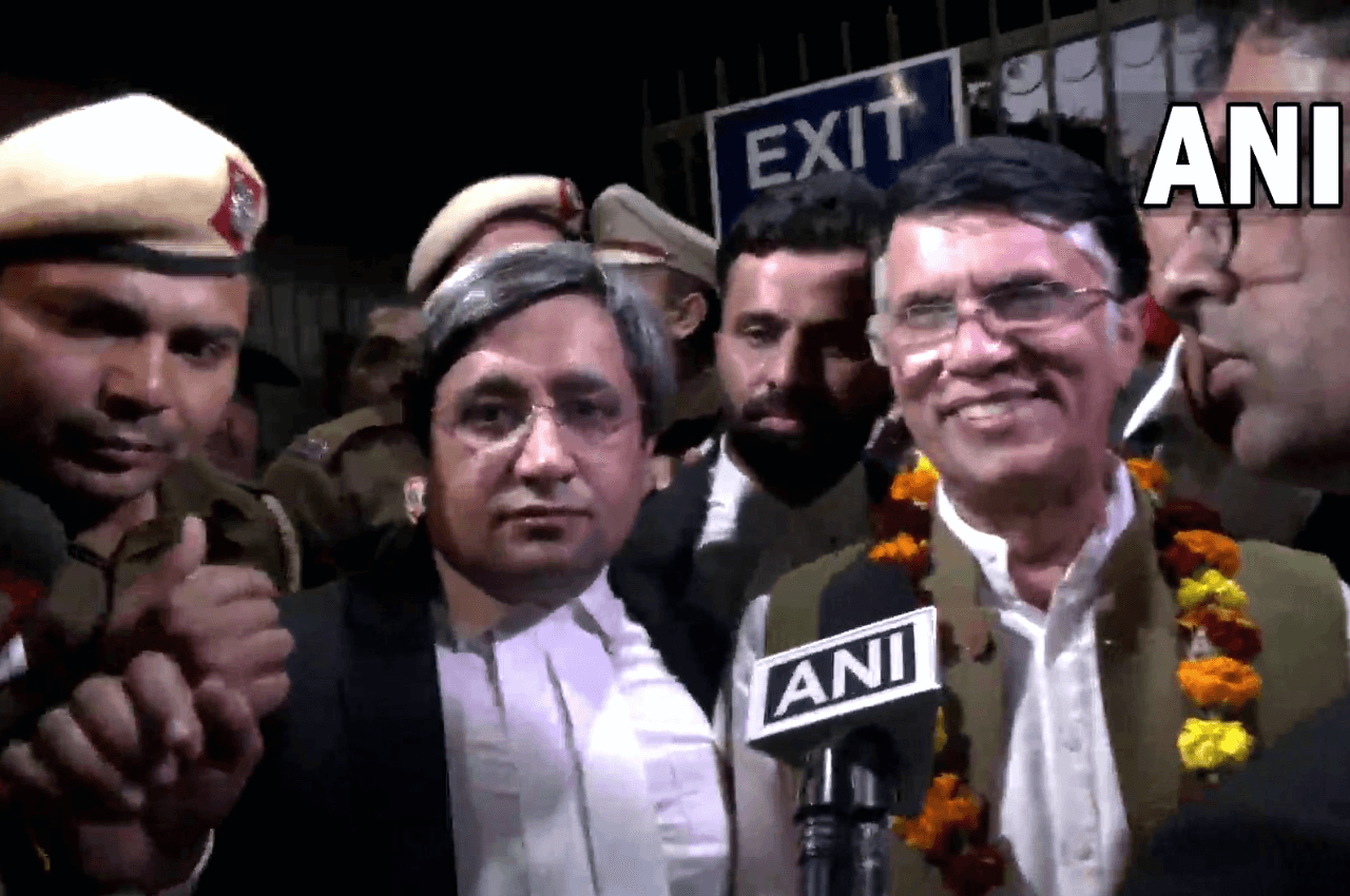 New Delhi: गले में माला, चेहरे पर मुस्कान लिए पवन खेड़ा रायपुर रवाना, राहुल गांधी को दिया ये मैसेज