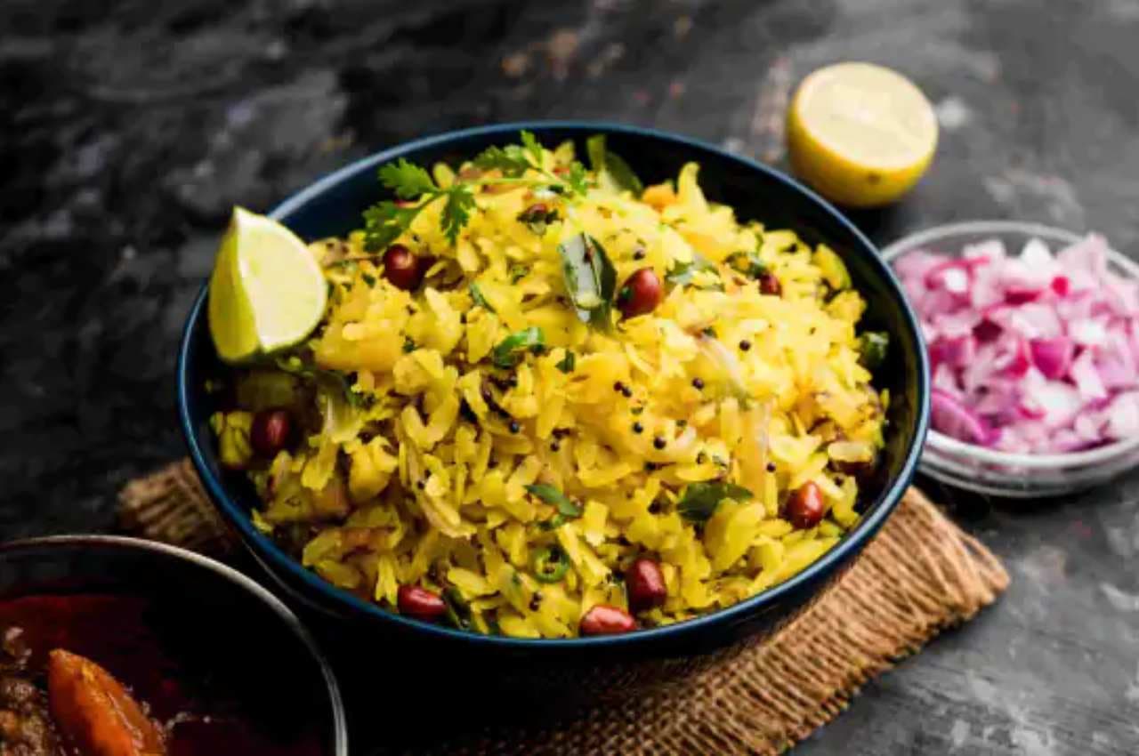 Poha Recipe: स्वाद के साथ सेहत भी! ट्राई करें ये पोहा रेसिपी, जानें विधि