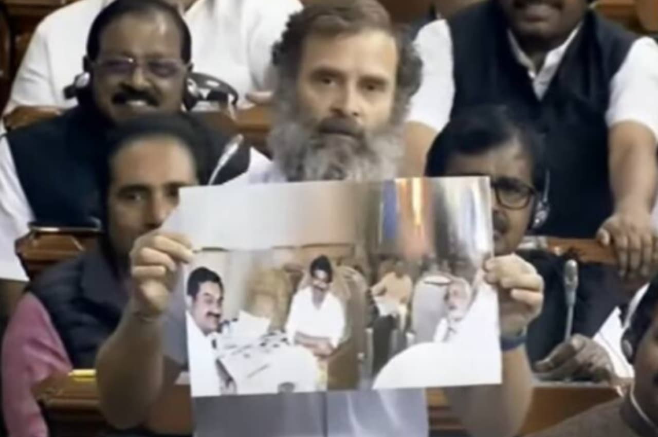 अडाणी मामले को लेकर सरकार पर बरसे राहुल गांधी, PM मोदी पर किया जोरदार हमला