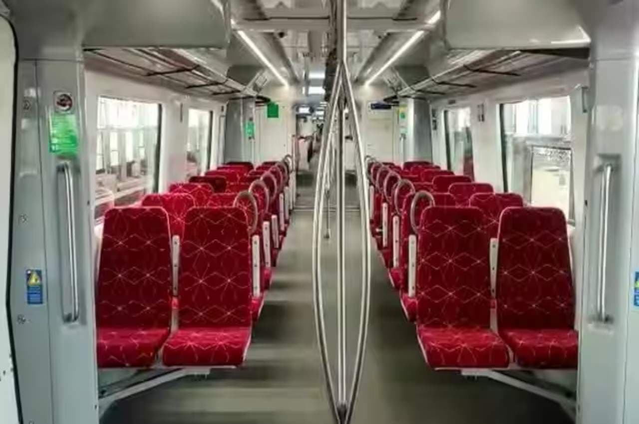 Delhi Meerut RRTS: दिल्ली-मेरठ रैपिड रेल की पहली झलक आई सामने, अंदर से दिखती है इतनी लग्जरियस, Photos