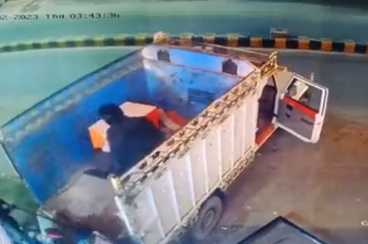Rajasthan: पिकअप से बांधकर 4 मिनट में ATM उखाड़ ले गए 7 बदमाश, देखें VIDEO