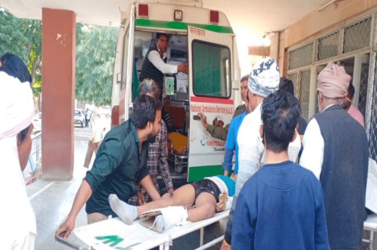 Rajasthan Road Accident: दिल्ली-मुंबई एक्सप्रेस-वे पर टायर फटने से कार पलटी, दो बहनों और बेटे की मौत