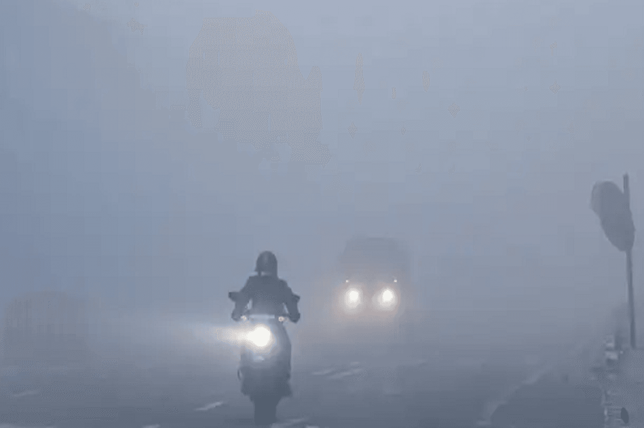 Weather Updates: पहाड़ों में बर्फबारी तो मैदानों में बढ़ी सर्दी, इन राज्यों में बारिश के आसार