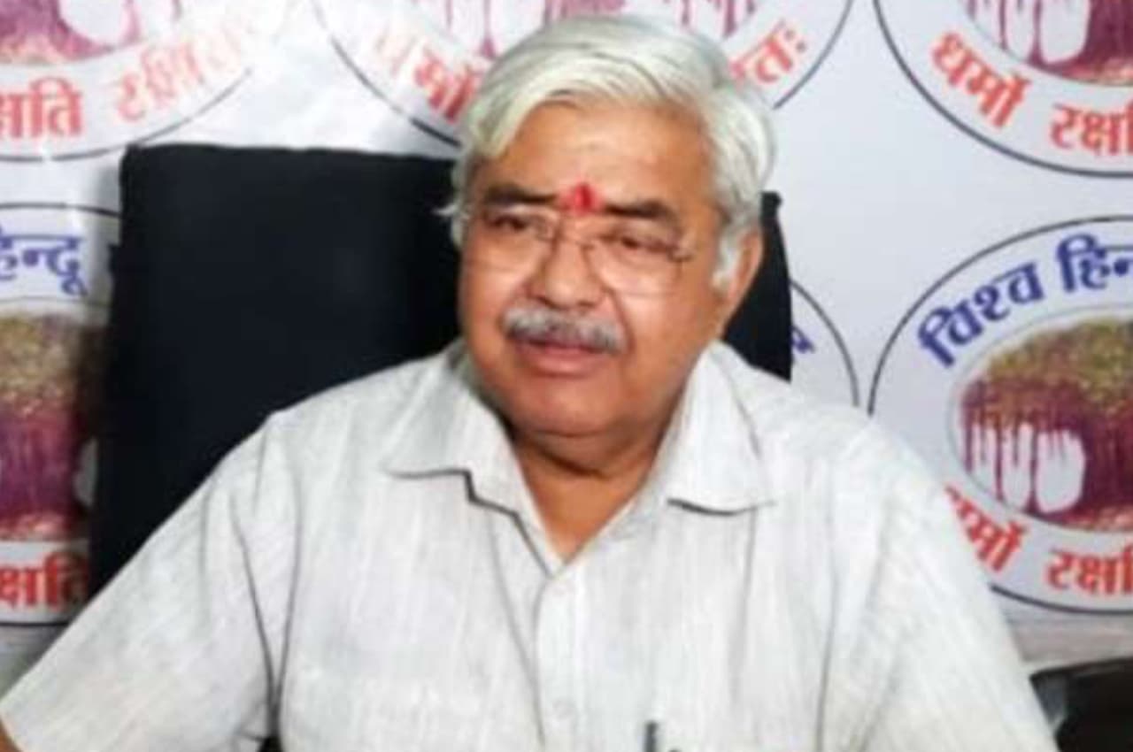 Ramcharitmanas Row: VHP ने कहा- SP और RJD की मान्यता रद्द हो, EC से मिलने के लिए मांगा समय