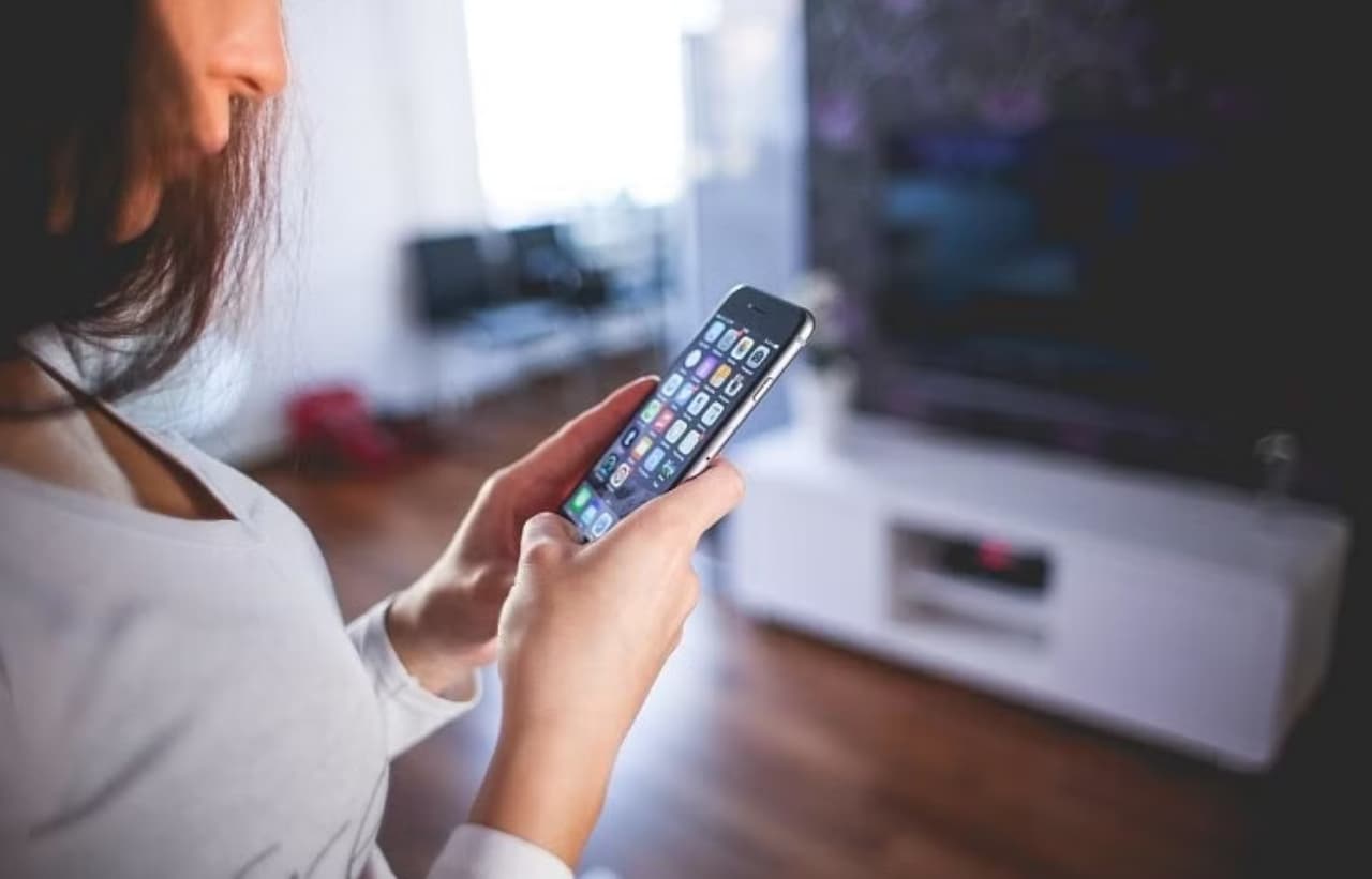 Smartphone Tips: कहीं आपकी ही गलती ना बन जाए दुश्मन! ना करें ये 3 लापरवाही