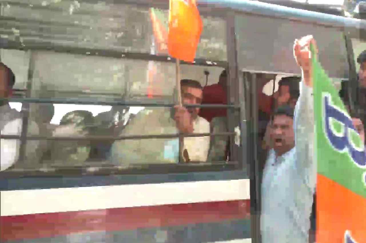 Snooping Case: भाजपा नेताओं का AAP हेडक्वार्टर के सामने विरोध प्रदर्शन, सिसोदिया का इस्तीफा मांगा