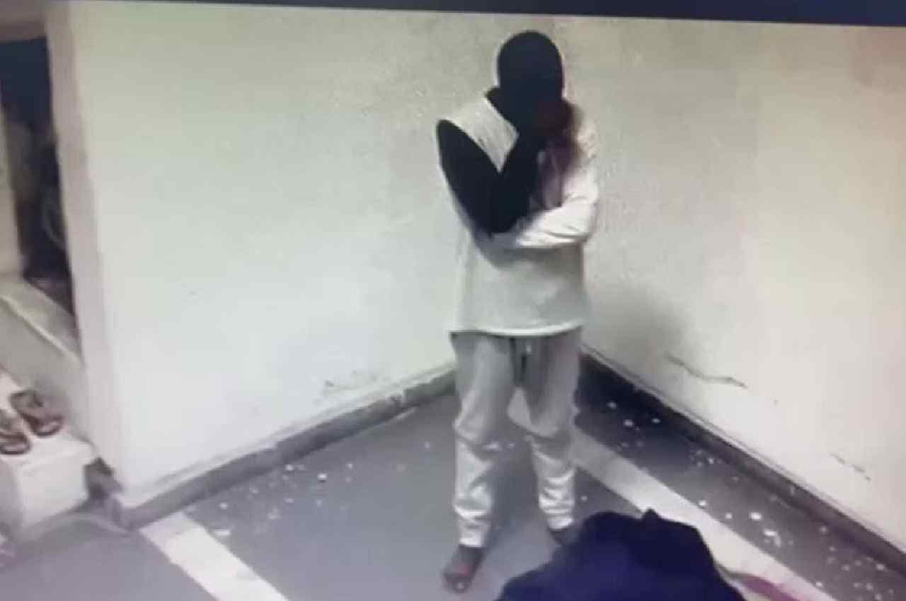 VIDEO: जेल में फफक कर रोने लगा ठग सुकेश चंद्रशेखर, सेल में मिले डेढ़ लाख के Gucci के जूते