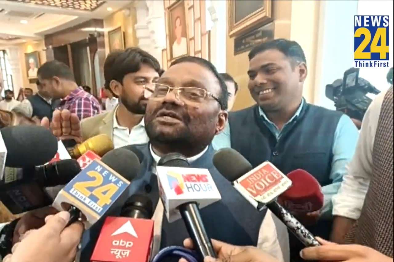 Swami Prasad Maurya ने फिर की मनुस्मृति और धार्मिक ग्रंथों के प्रतिबंध की मांग, बोले- तभी खत्म होगी जाति व्यवस्था